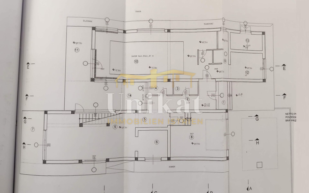 Villa moderna con piscina interna ed esterna